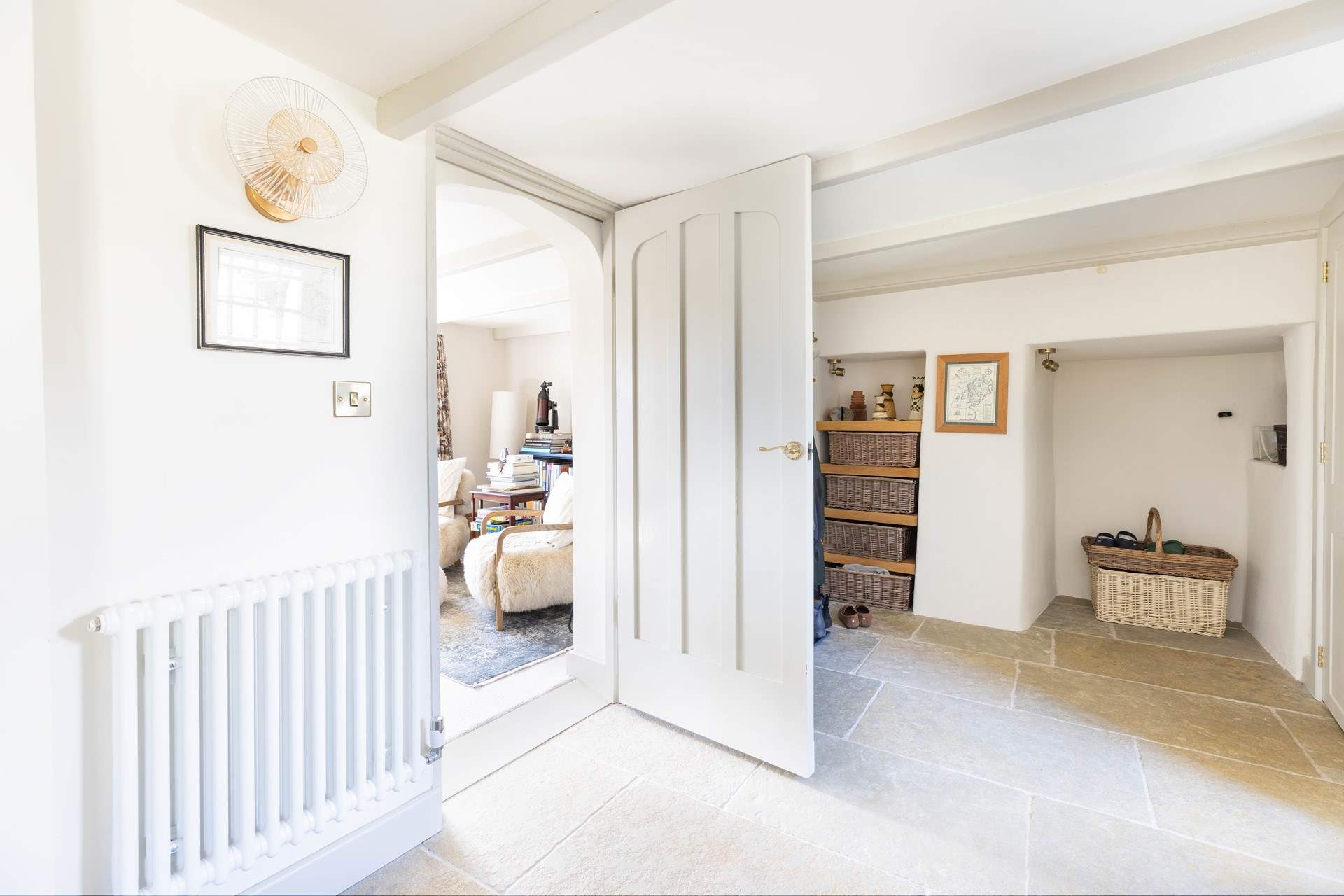 The large entrance hall is great for all your holiday clobber. 