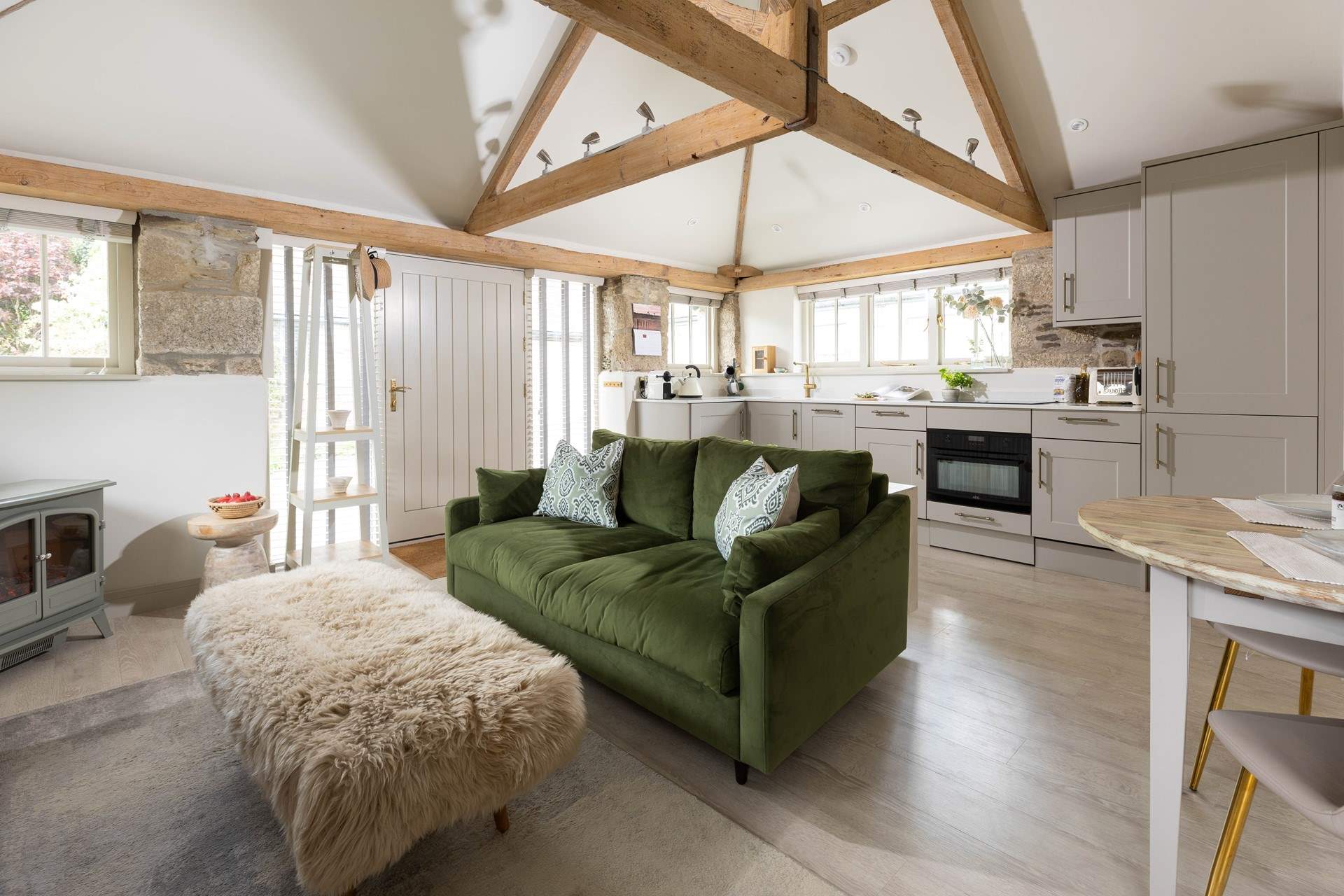 Beautiful exposed beams create such a calming space.