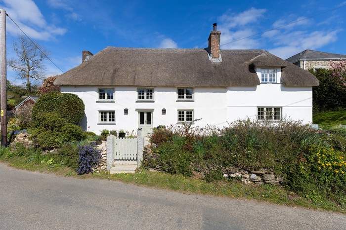 Tregoose Farmhouse,Sleeps 9 + 2 cots, 3.8 miles S of Truro