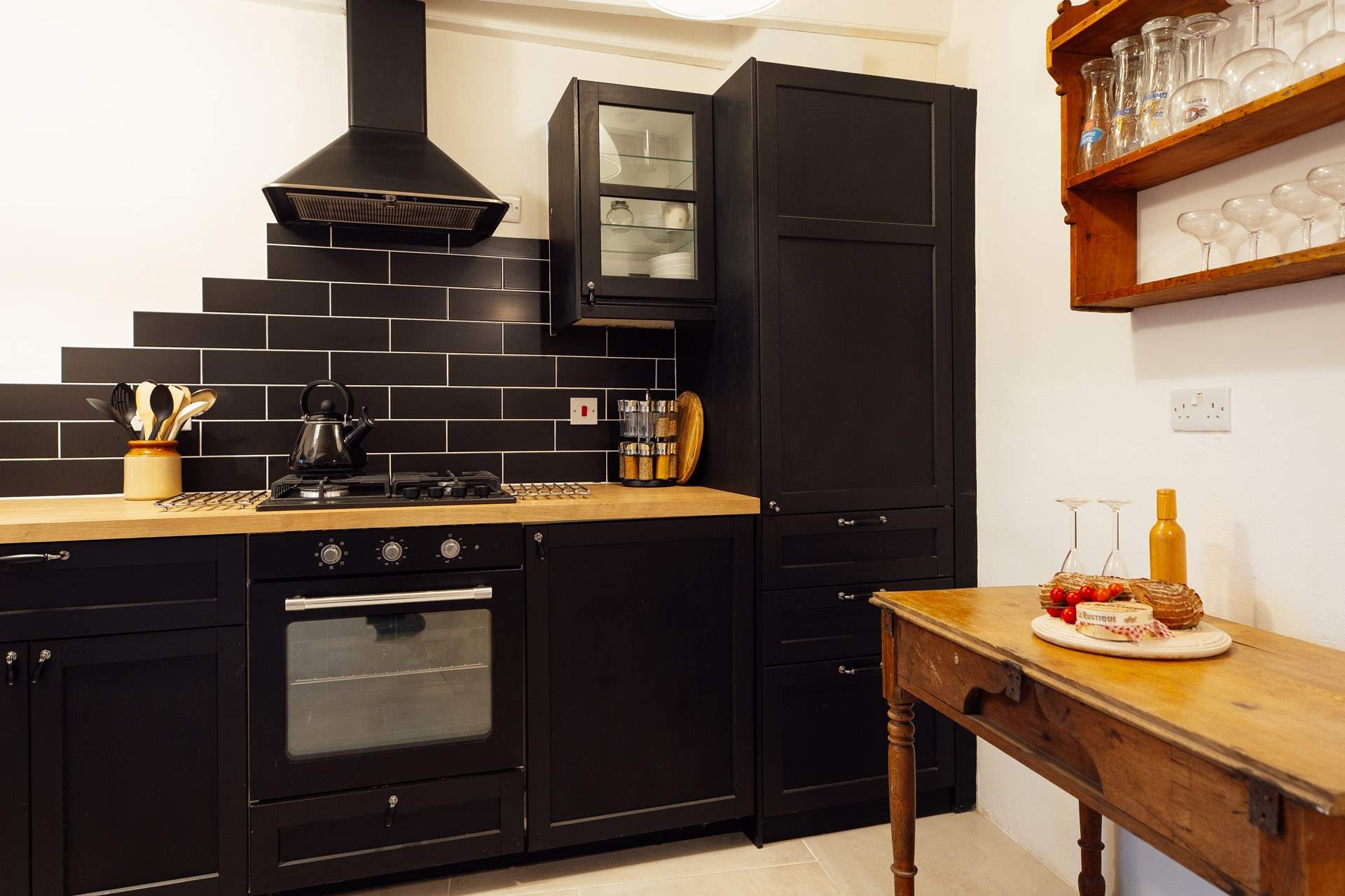 Dine in or wander just up the road to a choice of good eateries, Peppers, Ffwrn, Bar 5 or the renowned Royal Oak pub.