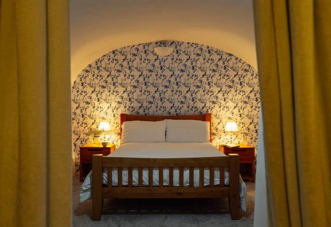 Escape to Cwtch y Rhos. Turn down the lights and enjoy the ideal romantic retreat for two. 