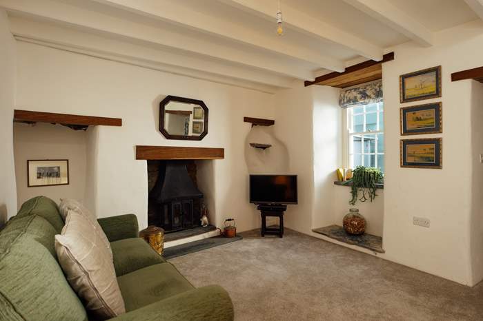 Cwtch y Rhos is a 1 bedroom self catering cottage near the beach in Fishguard.