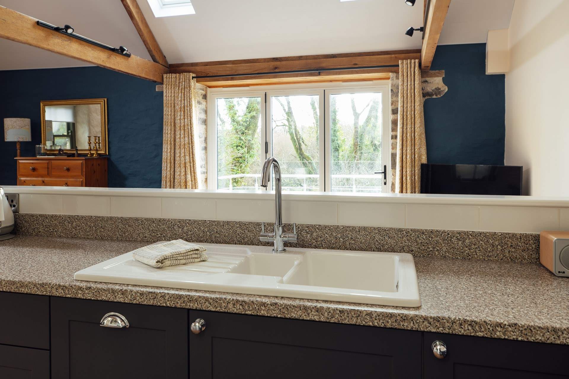 Washing up with a view. There is a dishwasher too. 