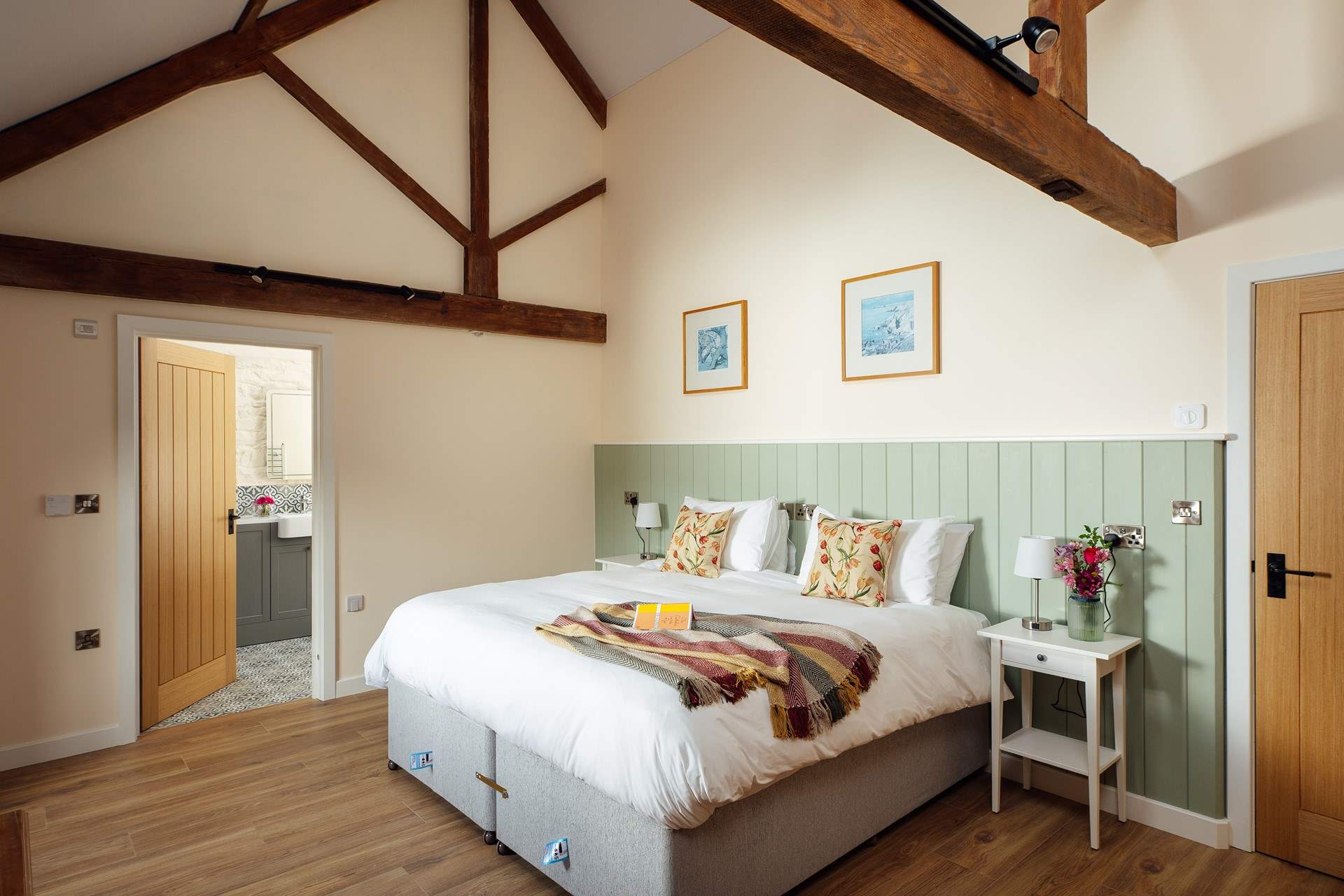 A choice of two exquisite bedrooms, both with en suite bathrooms. Choose the bed set up, super-kings or twins, please just let us know when booking. 
