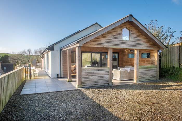 Mewstone View is a 4 bedroom, dog friendly cottage near the beach in Kingsand, Cornwall.