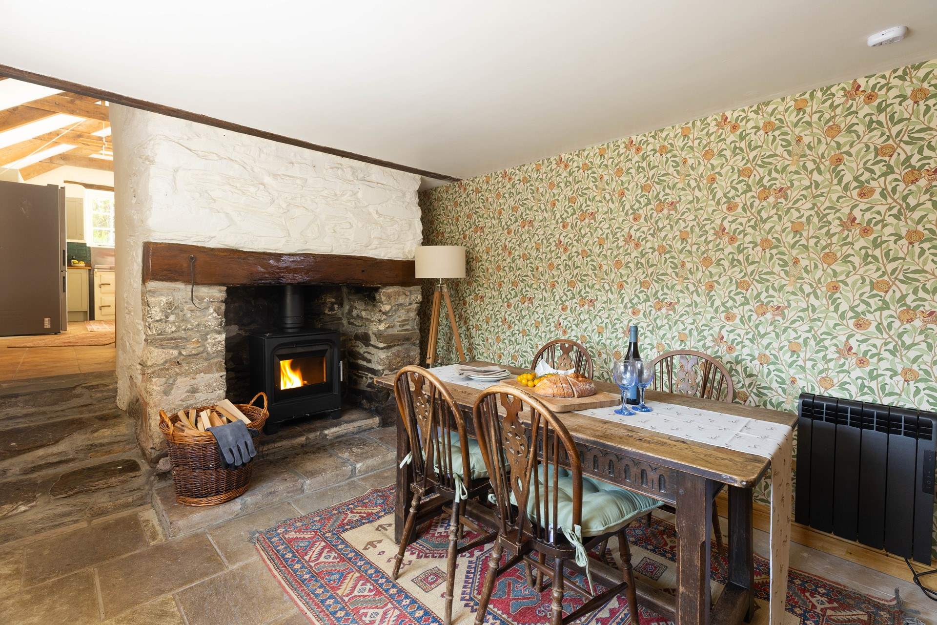 Romantic meals in front of the fire, the three steps lead up to the kitchen. 