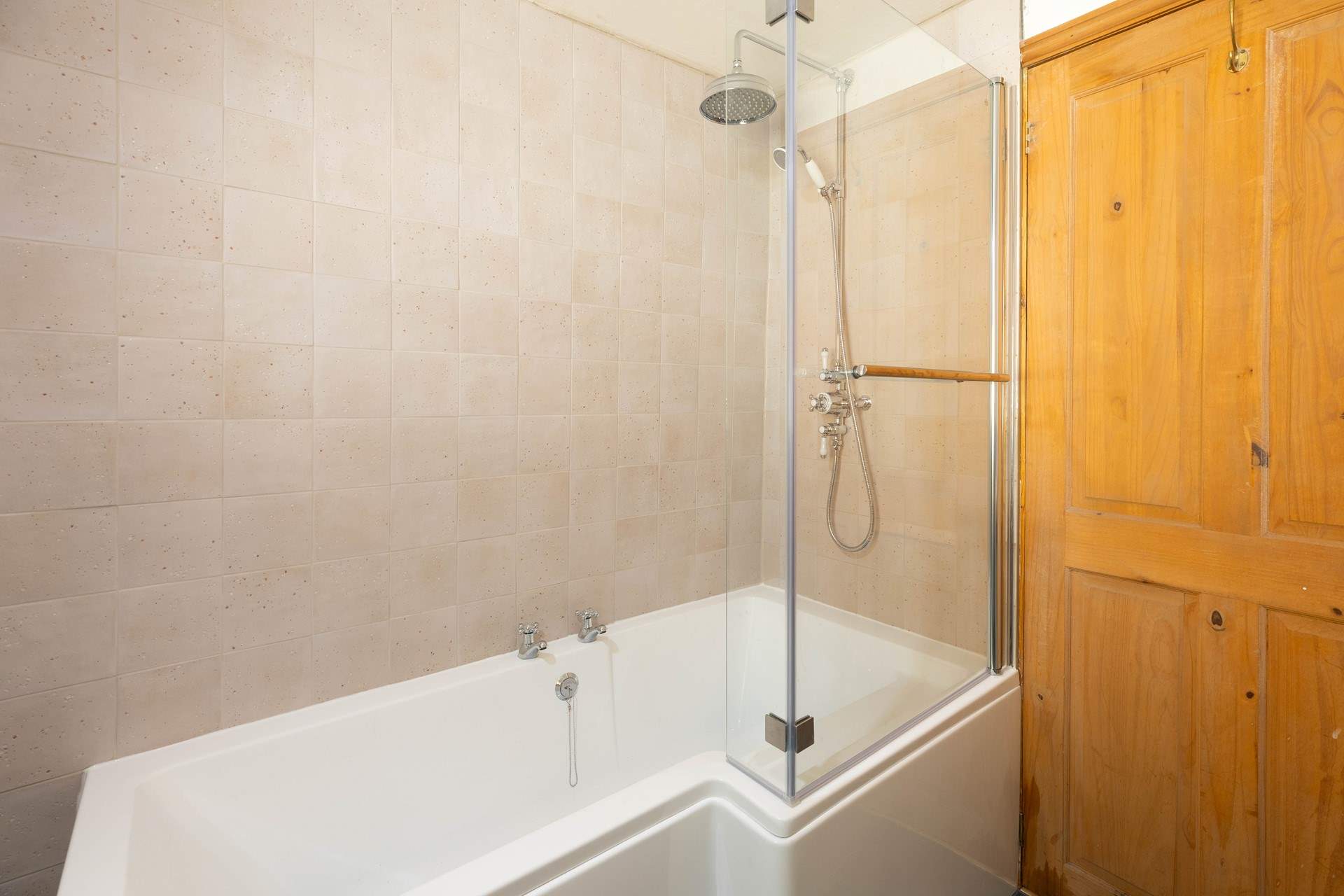 The lovely bathroom on the ground floor. 
