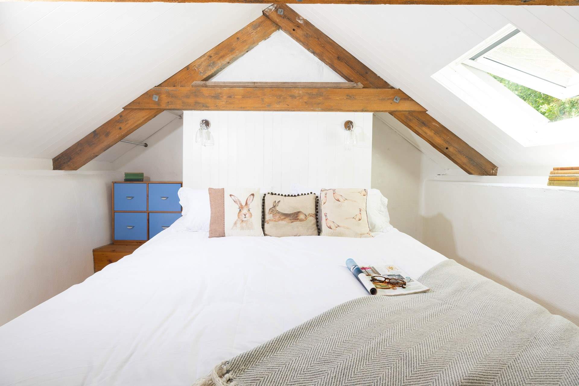 This bedroom is super cosy. 