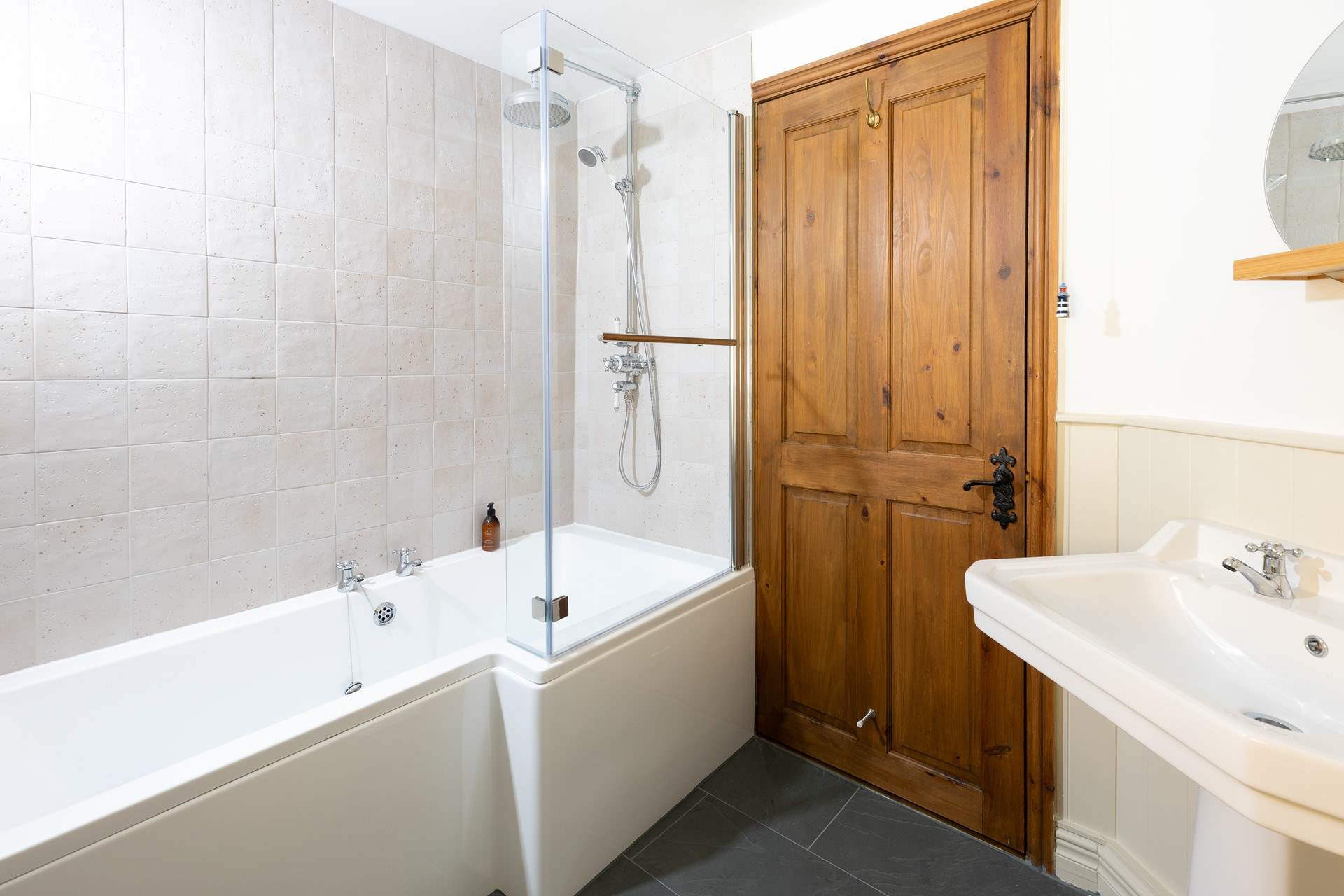 The lovely family bathroom on the ground floor. 
