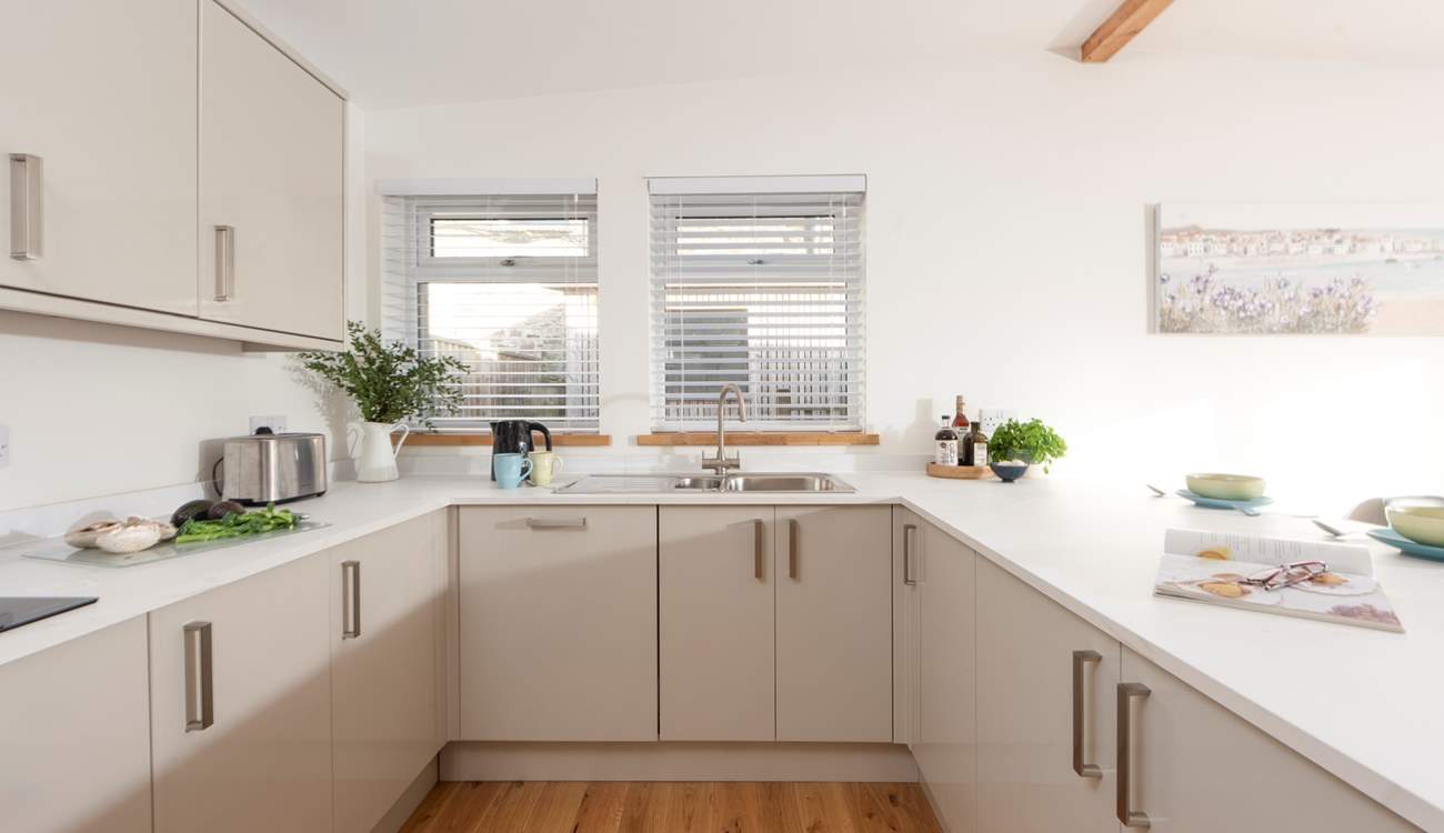 A contemporary kitchen that makes cooking feel simple, stylish and satisfying.