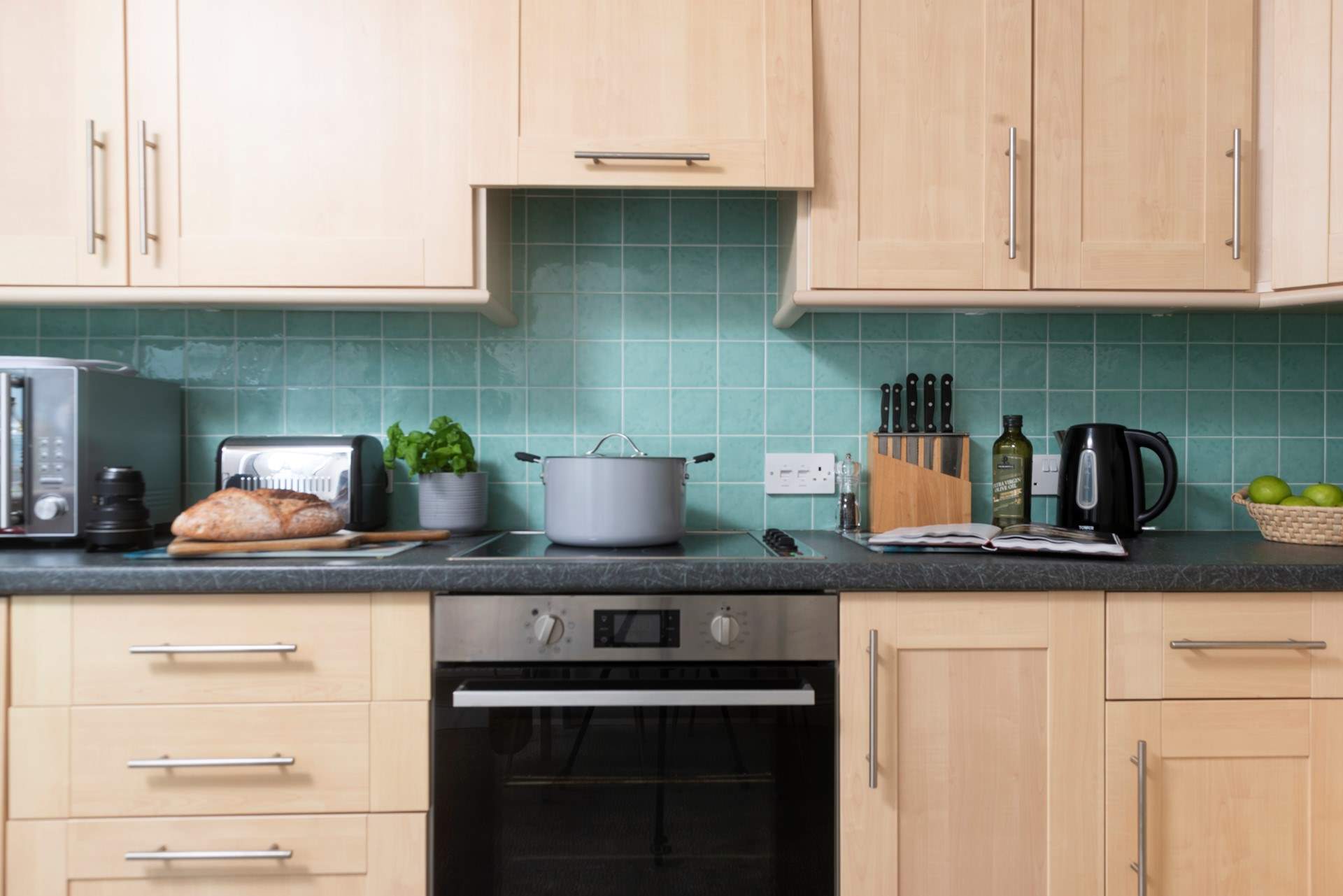 The kitchen is very well equipped for any aspiring chef.