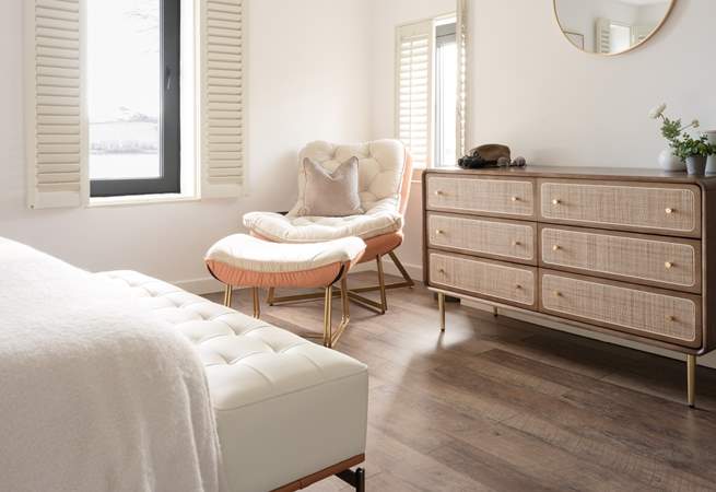 Time to indulge into a holiday read with a view.