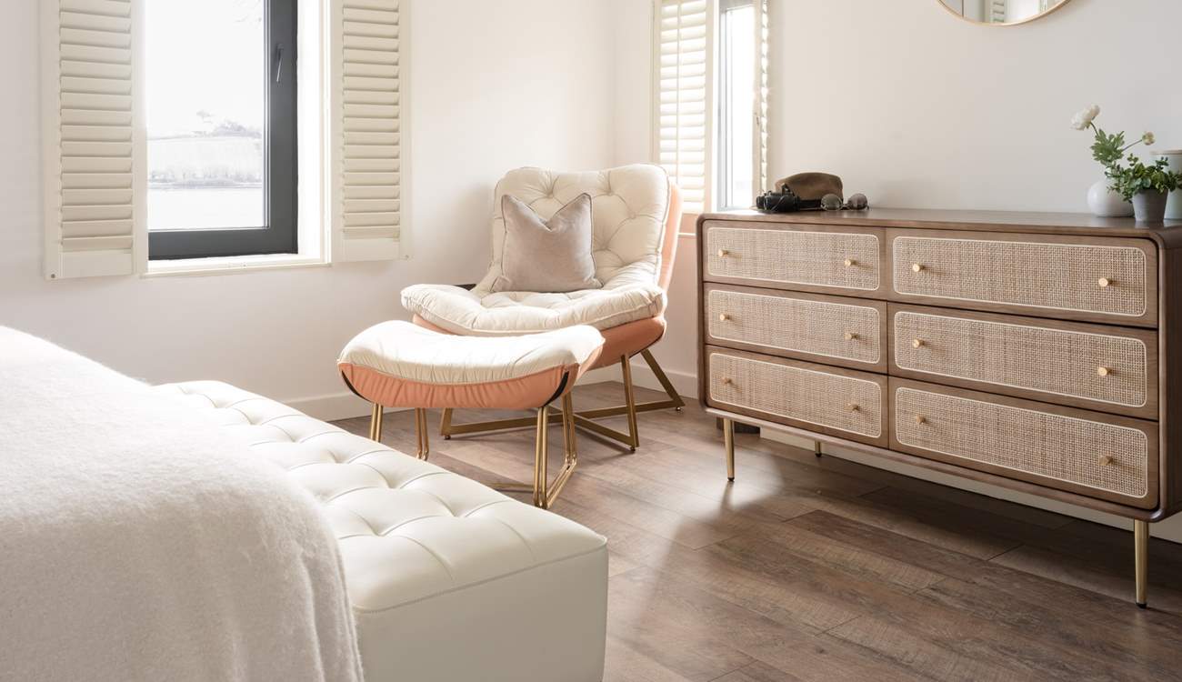 Time to indulge into a holiday read with a view.