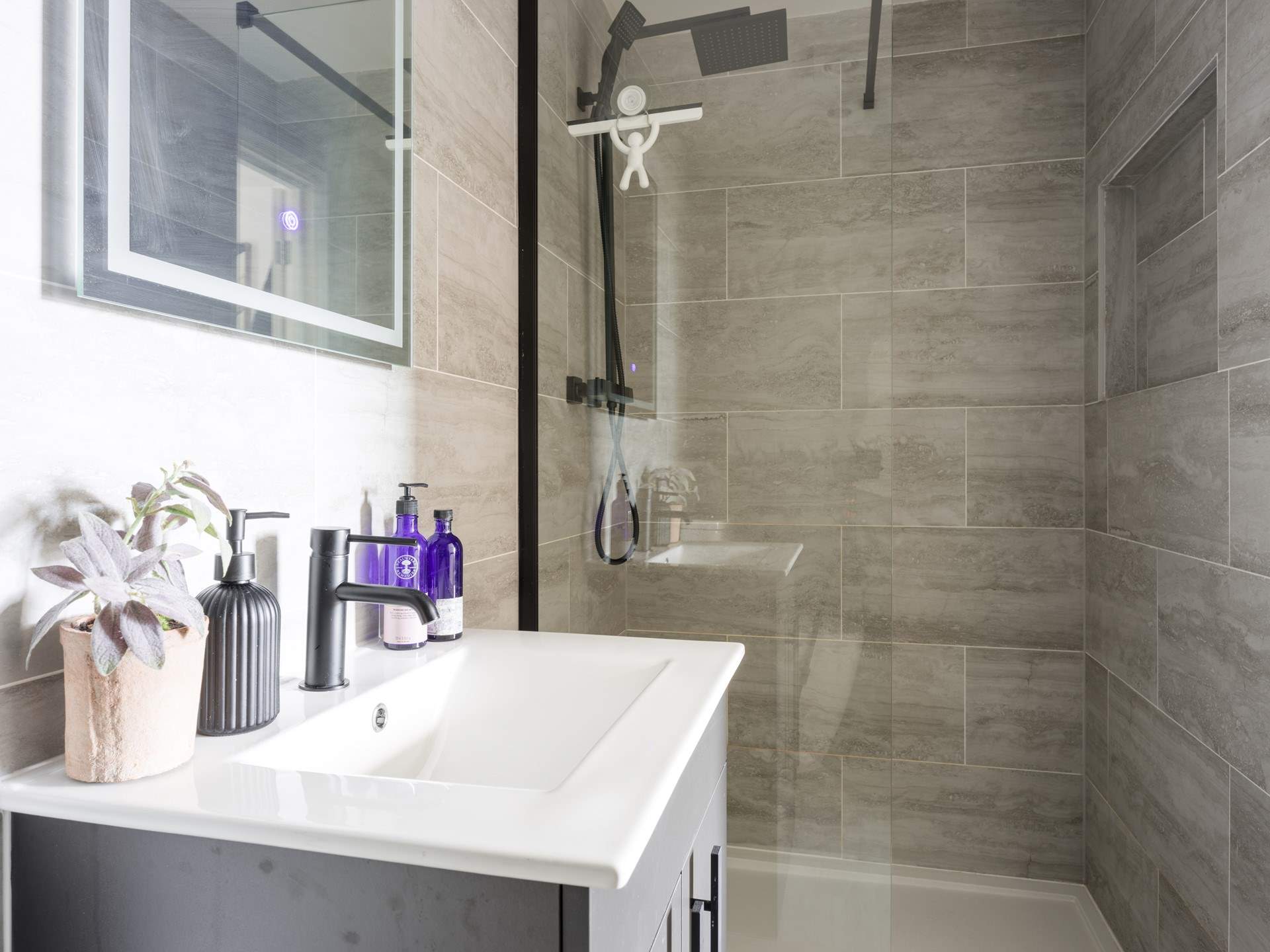 Yet another en suite shower-room.