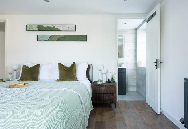 After an restful sleep enjoy the indulgence of the en suite.