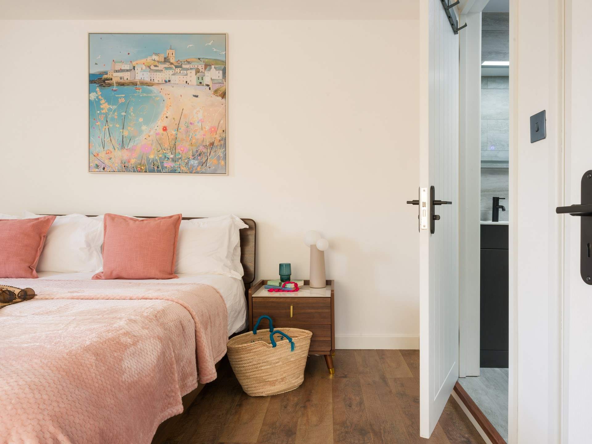 With yet another en suite bedroom, you will be spoilt for choice.