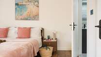 With yet another en suite bedroom, you will be spoilt for choice.