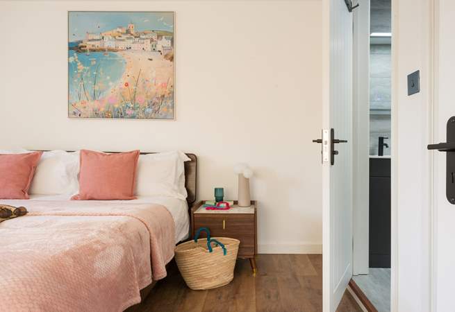 With yet another en suite bedroom, you will be spoilt for choice.