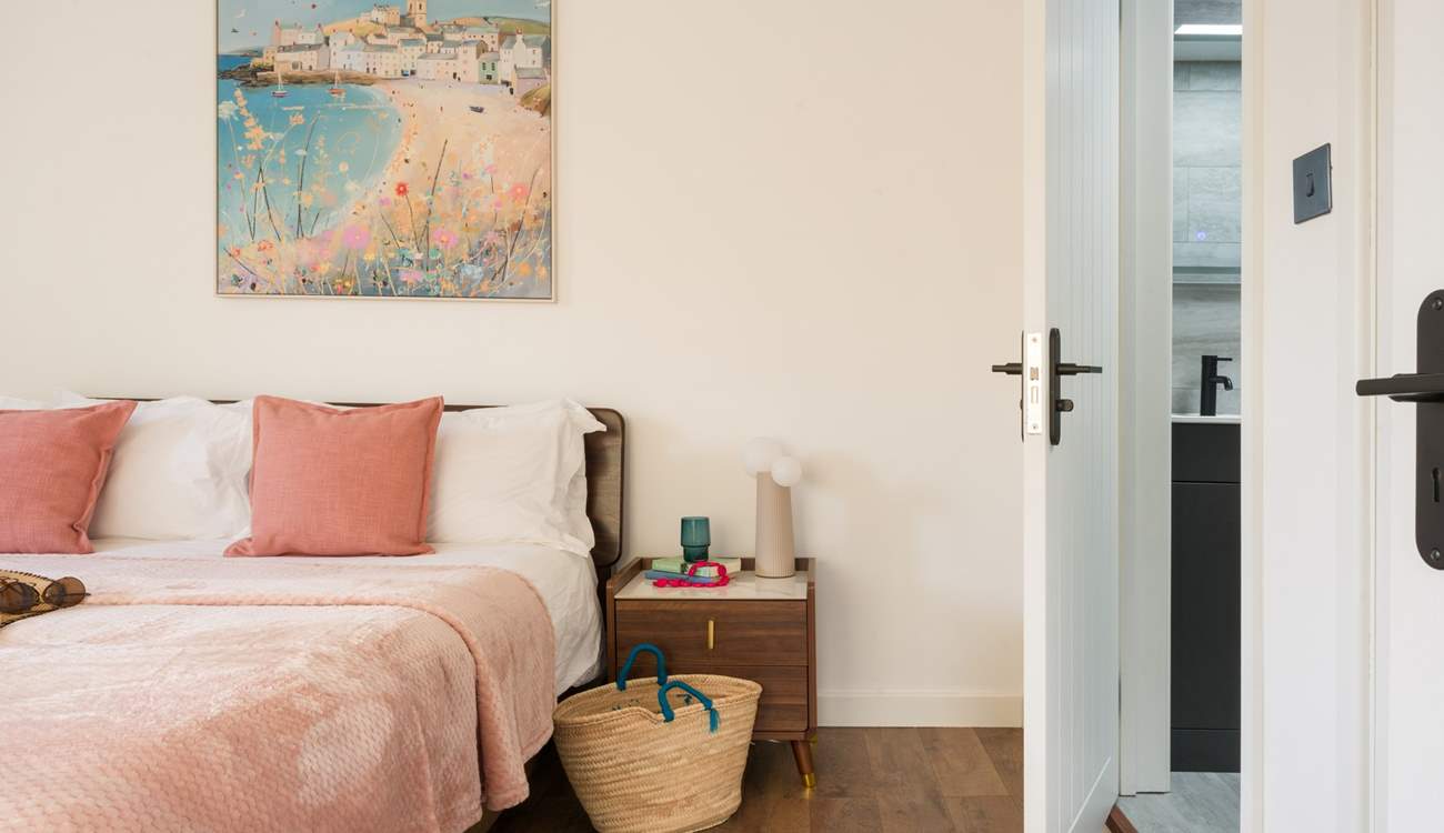 With yet another en suite bedroom, you will be spoilt for choice.