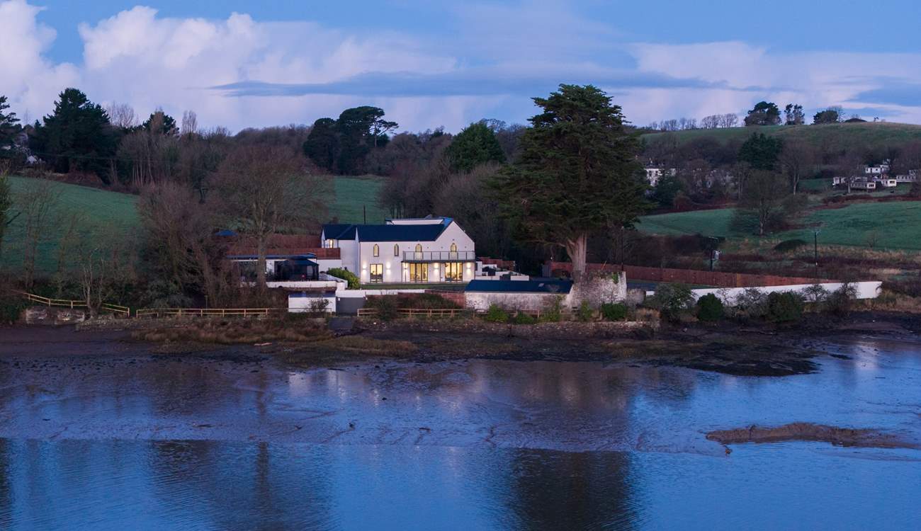 Sitting on the South West Coast Path you can head off to discover golden sandy beaches and seaside towns.