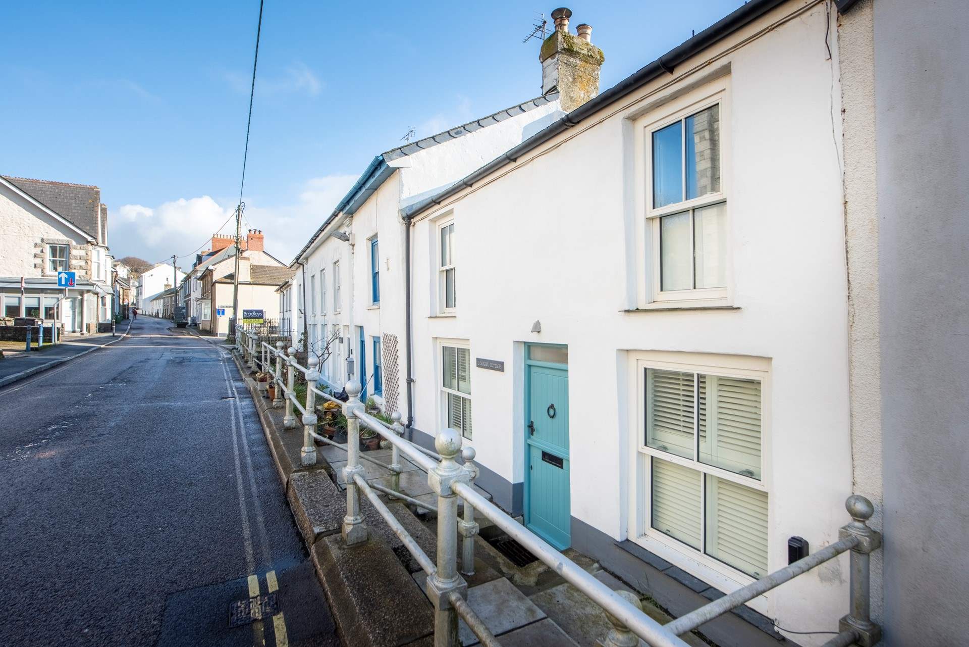 Use the iron handrail whilst using the entrance steps and supervise young children and dogs here. 