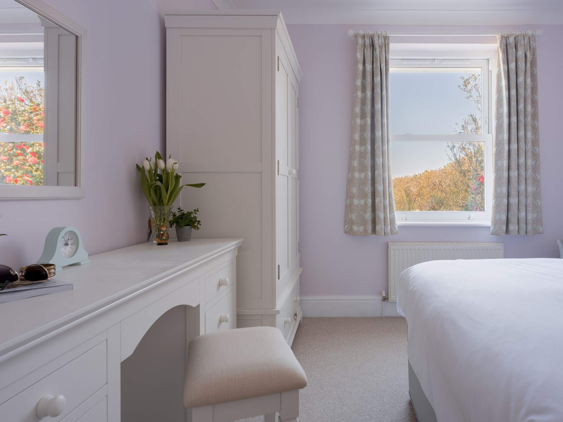 Such a relaxing room that offers a lovely back drop. 