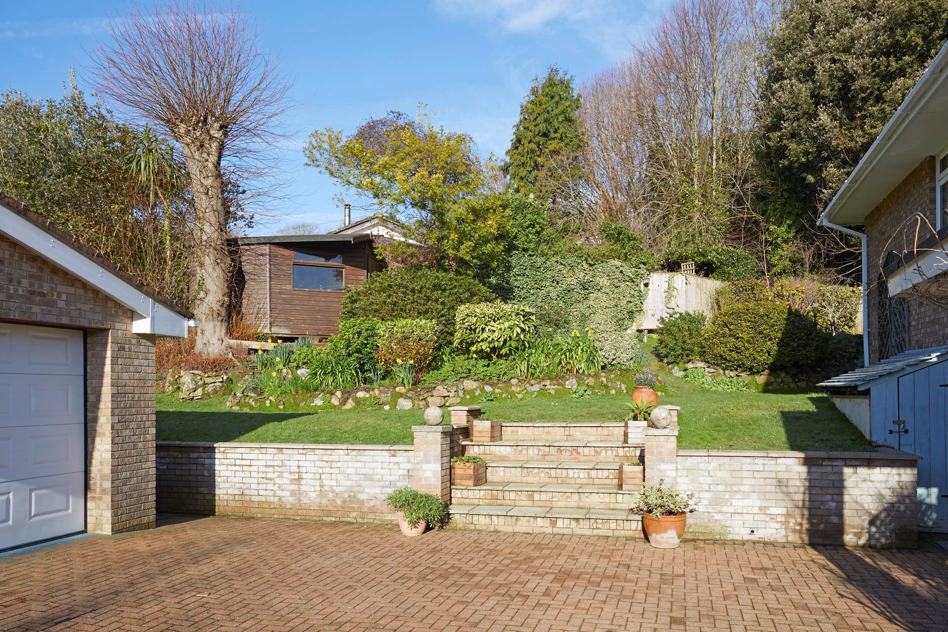 The very well maintained garden offers guests a lovely space to relax in.