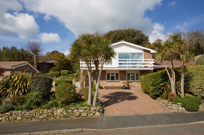 Wickings is a 3 bedroom, dog friendly holiday cottage near the beach in Ventnor.