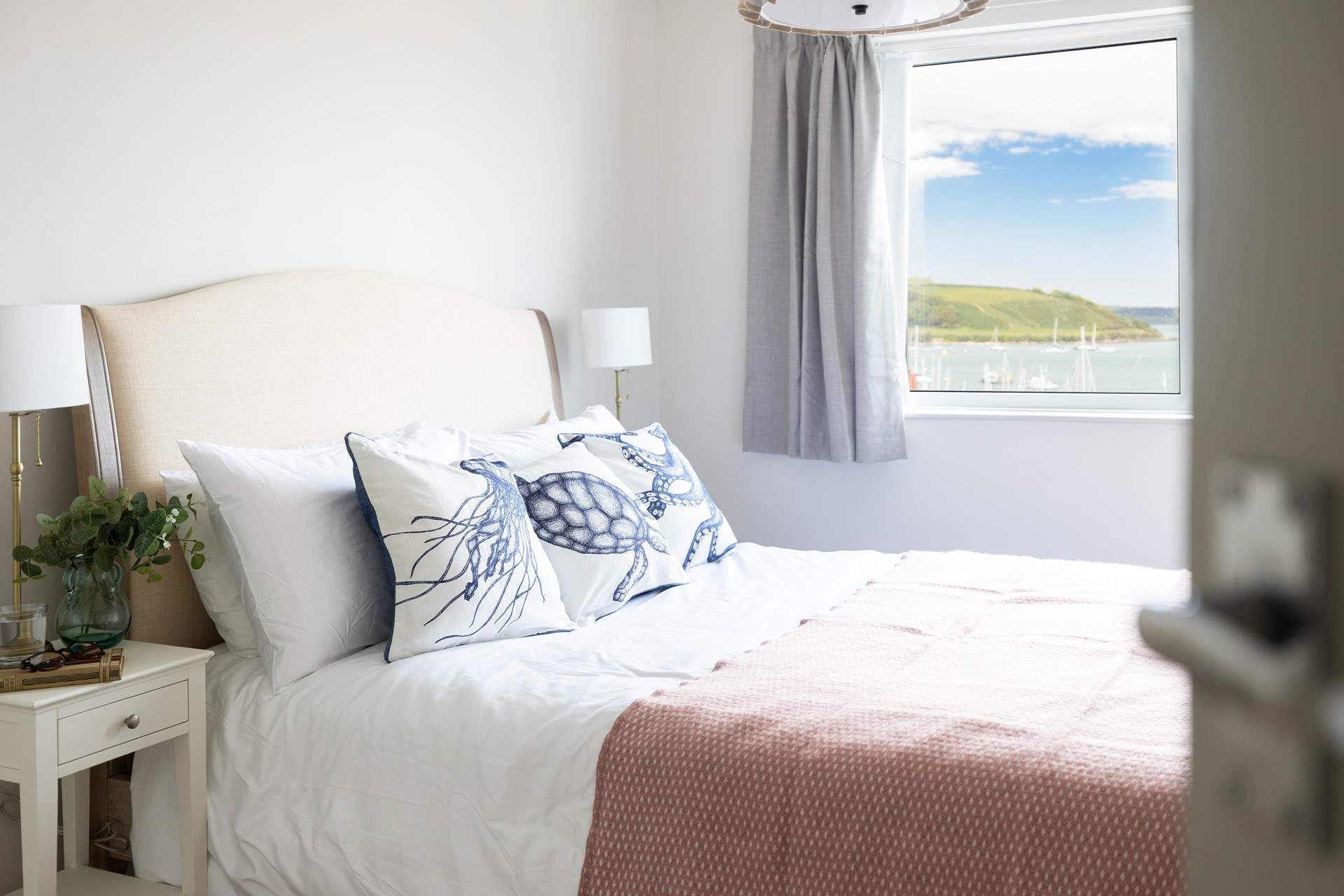 A stylish king-size bed where you can relax looking at that amazing view (bedroom 1). 