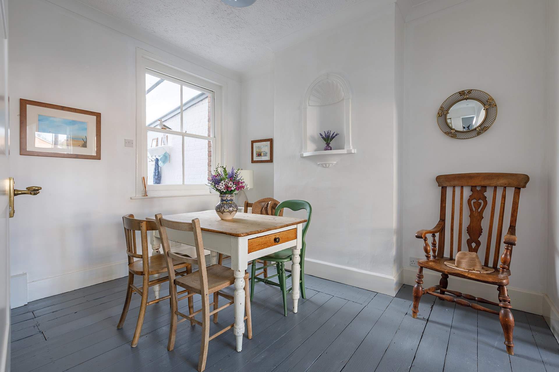 Dine in or out - a variety of gorgeous eateries can be found a gentle stroll away.