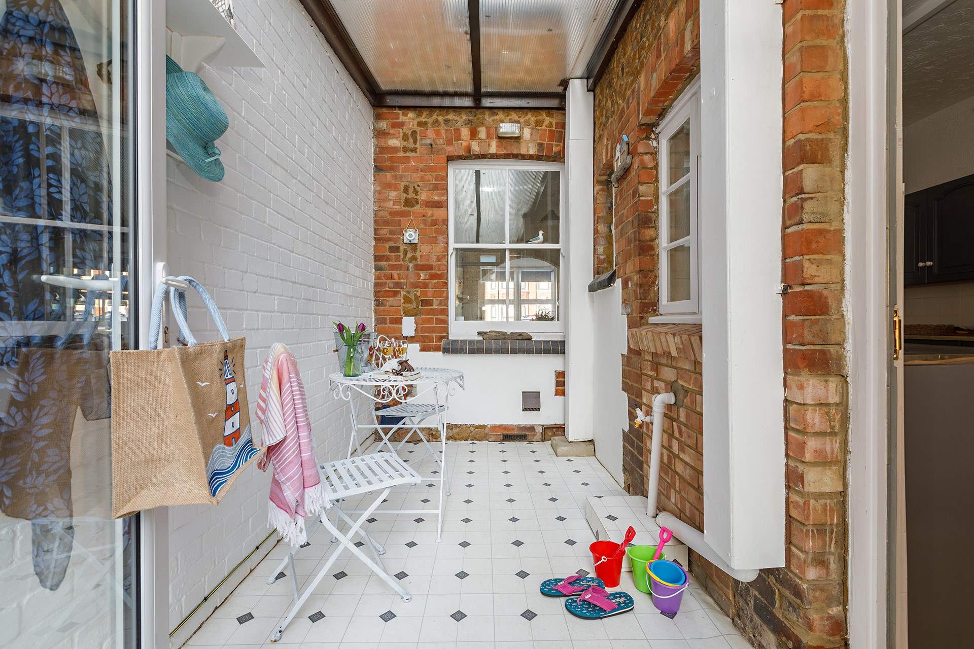 Enjoy your morning coffee in the light-filled garden-room.