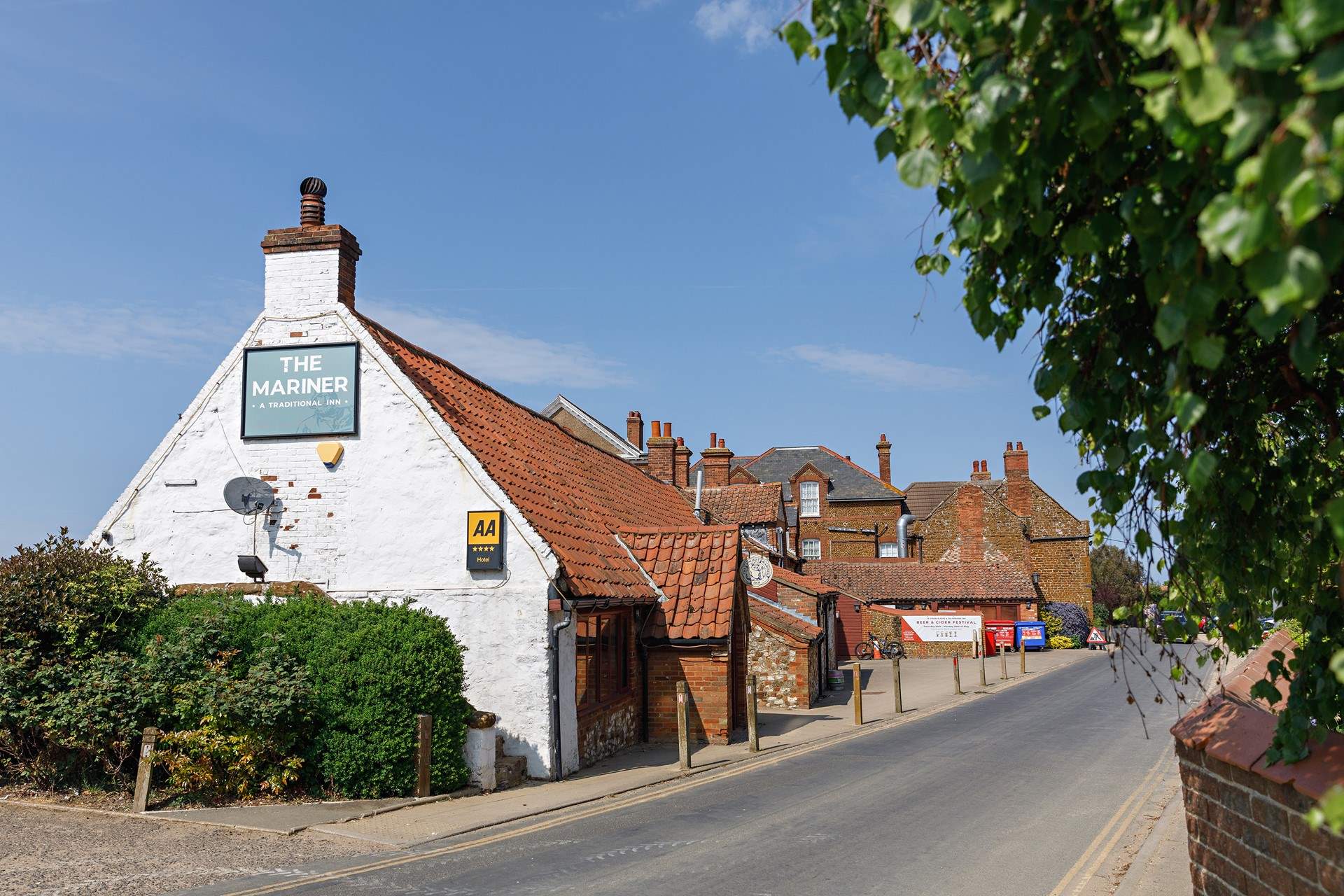 The Ancient Mariner Inn is a great spot for enjoying drinks on the vast lawn that leads down to the beach, against a backdrop of the sea. 