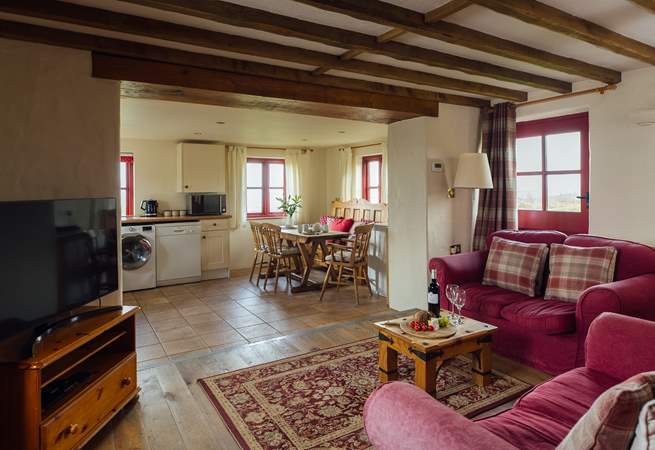 The open plan design creates the ideal space for small families and friends getting together. Deceptively spacious, the double en suite and second sitting room are located on the first floor. 