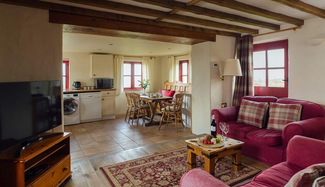 The open plan design creates the ideal space for small families and friends getting together. Deceptively spacious, the double en suite and second sitting room are located on the first floor. 