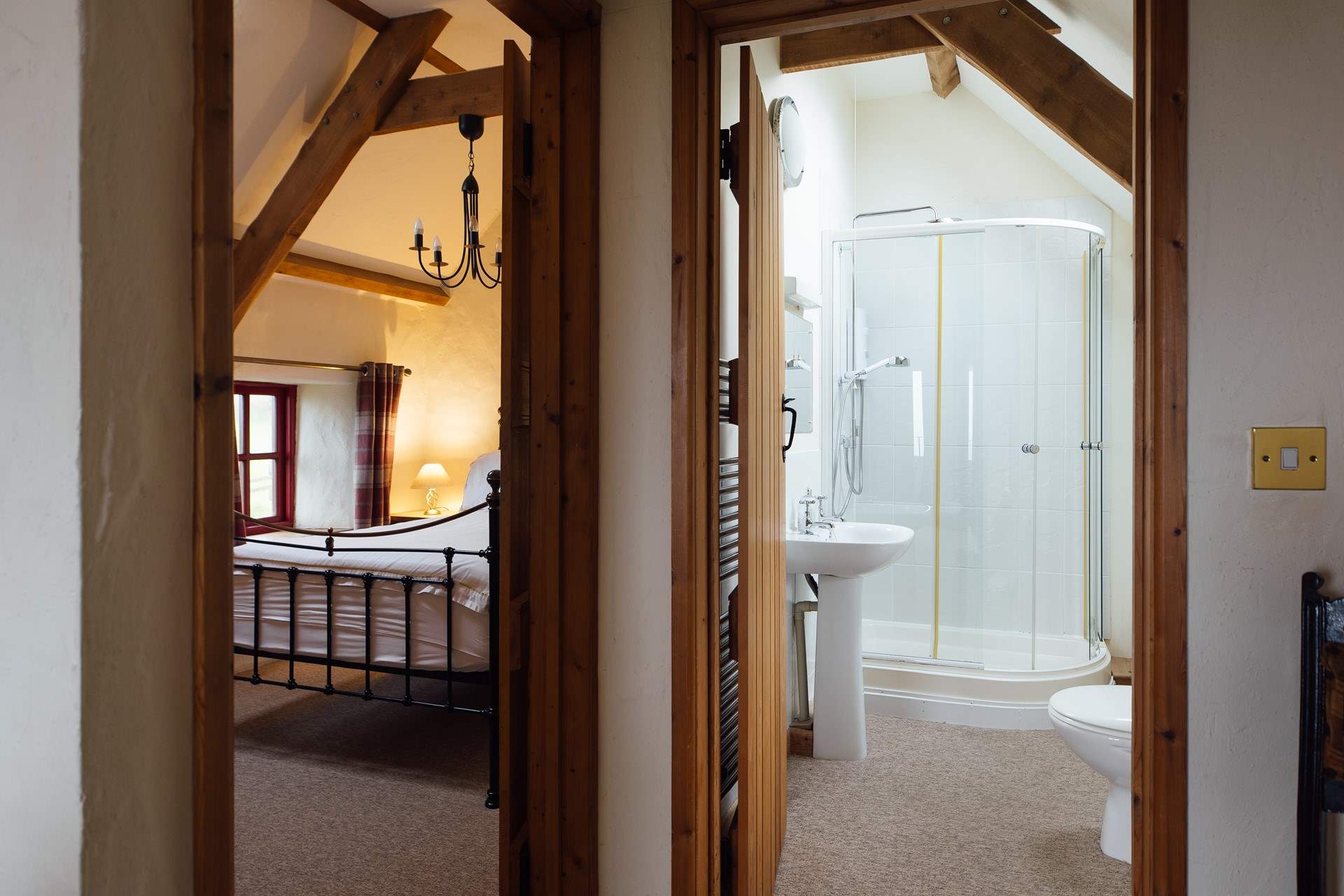 Delightful double en suite on the first floor. 