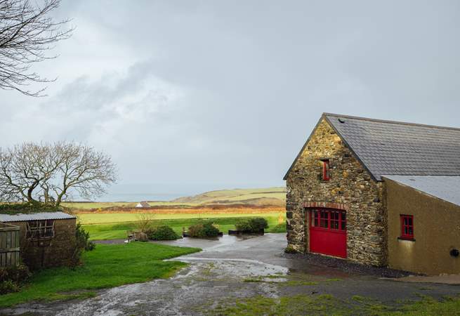 A memorable holiday awaits in enchanting Ysgubor, a delightful conversion nestling in an idyllic corner of Pembrokshire, enjoying far-reaching rural and coastal views. 