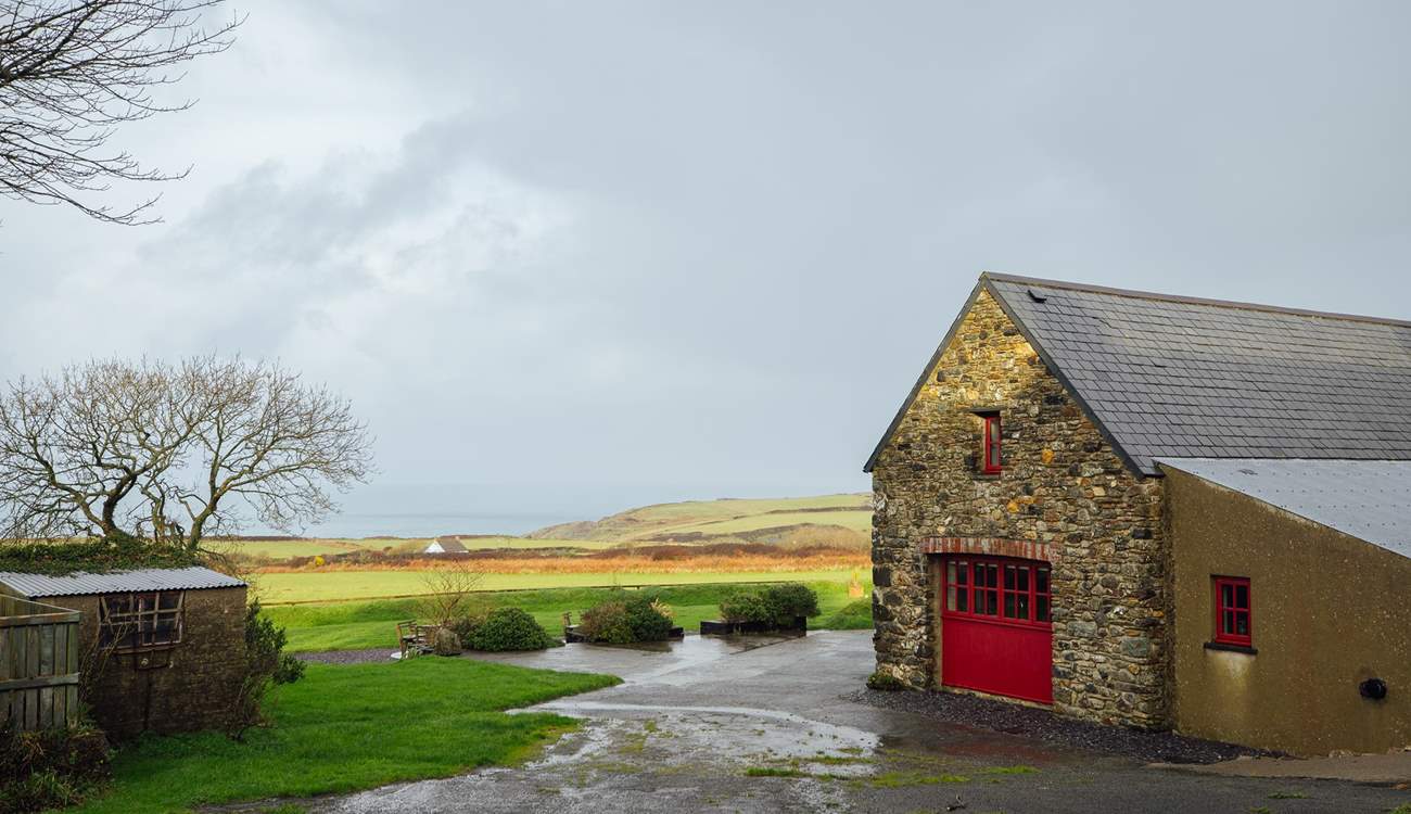A memorable holiday awaits in enchanting Ysgubor, a delightful conversion nestling in an idyllic corner of Pembrokshire, enjoying far-reaching rural and coastal views. 
