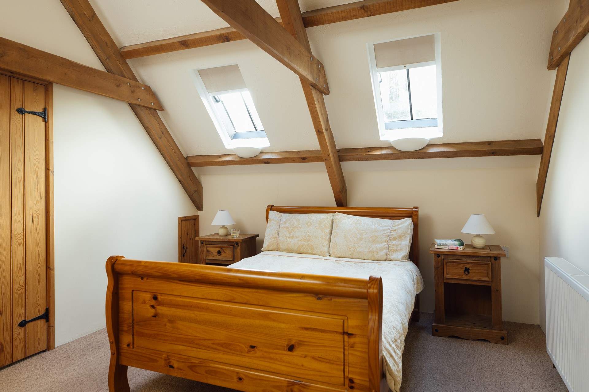 Pull up the blinds and start the day with sunshine and the sea view. 