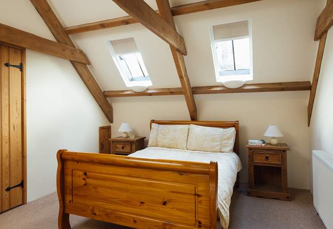 Pull up the blinds and start the day with sunshine and the sea view. 