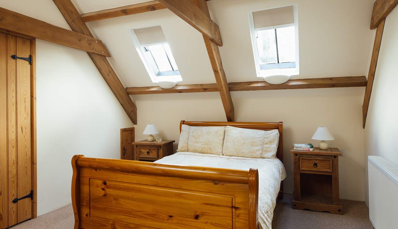 Pull up the blinds and start the day with sunshine and the sea view. 