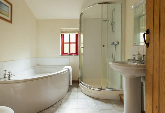 Tasteful family bathroom located on the ground floor, near the two twin rooms. 