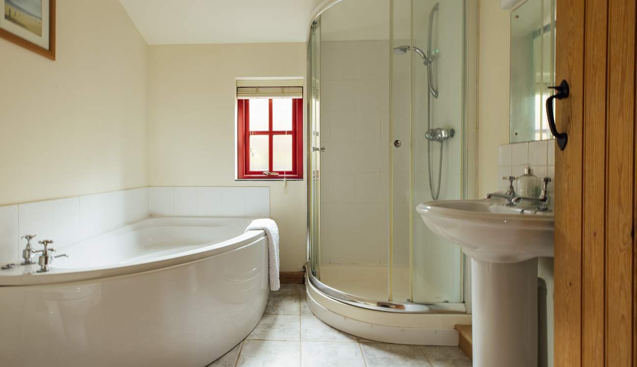 Tasteful family bathroom located on the ground floor, near the two twin rooms. 