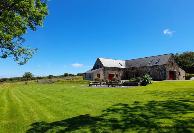 Nestling in the splendour of the Pembrokeshire National Park, near a choice of spectacular beaches and the Pembrokeshire Coast Path. Your holiday in gorgeous Y Beudy will stay with you forever. 