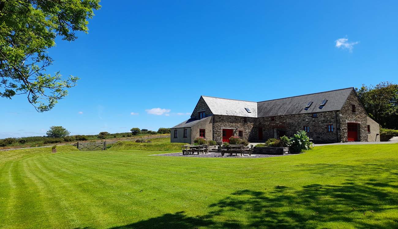 Nestling in the splendour of the Pembrokeshire National Park, near a choice of spectacular beaches and the Pembrokeshire Coast Path. Your holiday in gorgeous Y Beudy will stay with you forever. 