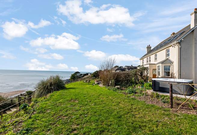 Welcome to Mount Folly Farmhouse. With a hot tub perfectly positioned to enjoy these fabulous sea views, what more could you want from a location.