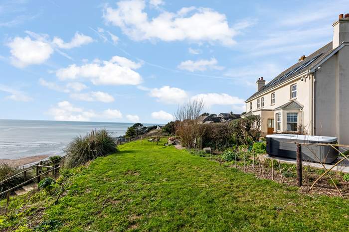 Mount Folly Farmhouse is a 3 bedroom, dog friendly cottage with sea views near Kingsbridge.