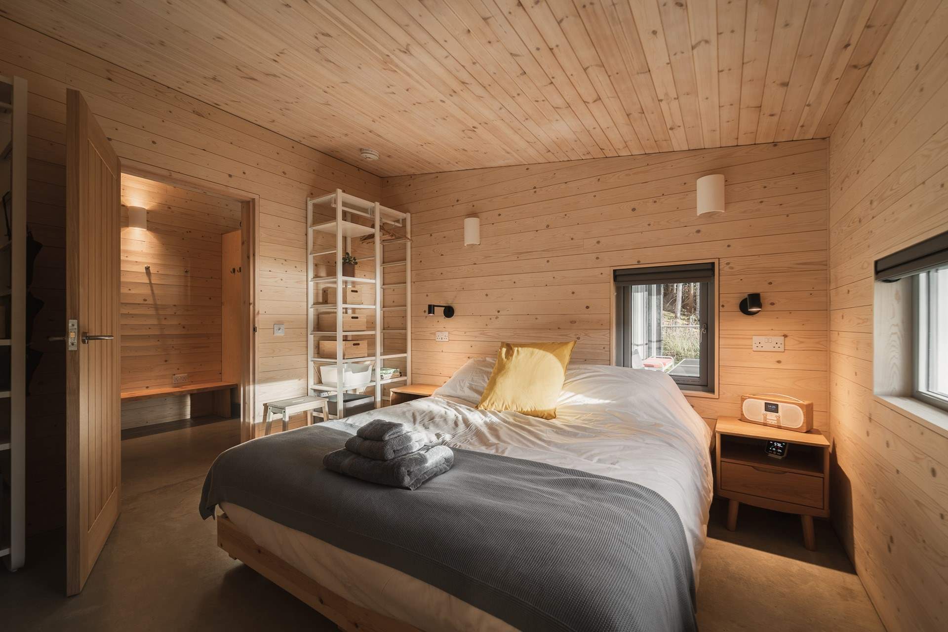 Bathed in natural light, this king-size bed (which can be changed to twin beds) is dressed in soft linens.