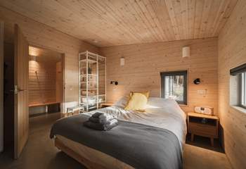 Bathed in natural light, this king-size bed (which can be changed to twin beds) is dressed in soft linens.