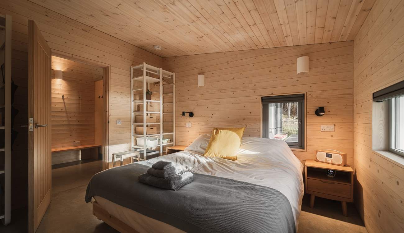 Bathed in natural light, this king-size bed (which can be changed to twin beds) is dressed in soft linens.