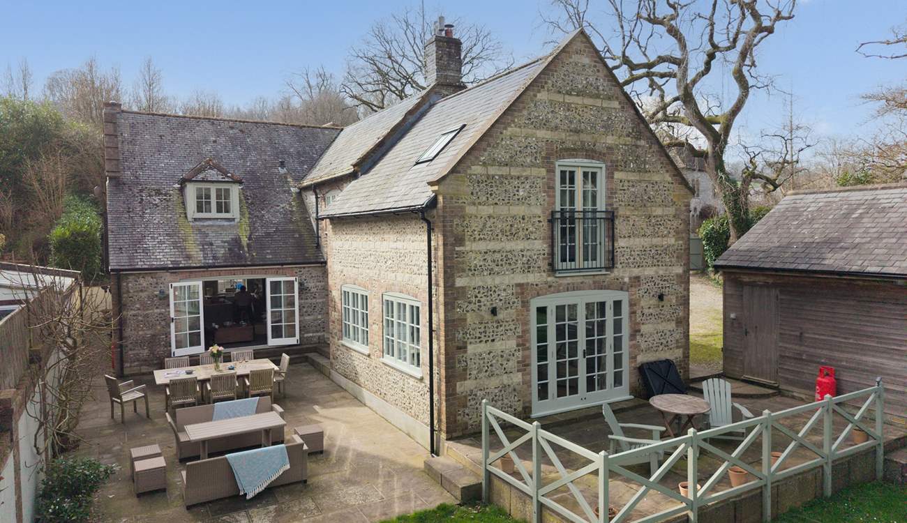 The sense of scale of Oak Tree House continues outside to the double terraces. So much space for everyone to gather, chat, play and dine.